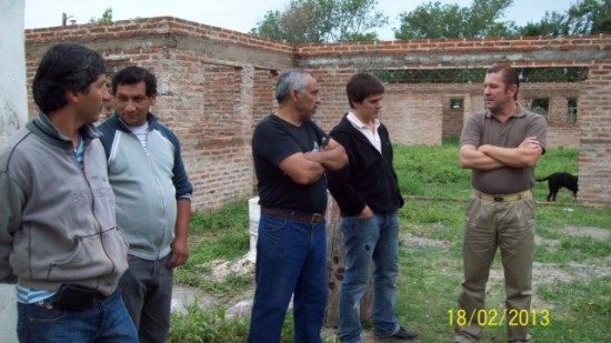 El Dr. Rodrigo Borla junto a integrantes de la vecinal Barrio El Tigre.